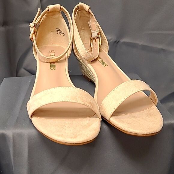 Women's ingrid Ankle Strap Low Wedge Sandal, Cream Colored, Size 9, NEW - Picture 1 of 6